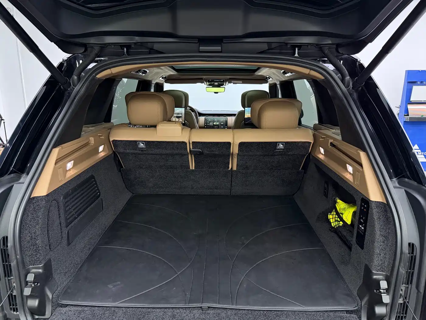 Land Rover Range Rover 2023 3.0 L6 400PS Exemplary Long Wheelbase фото 23