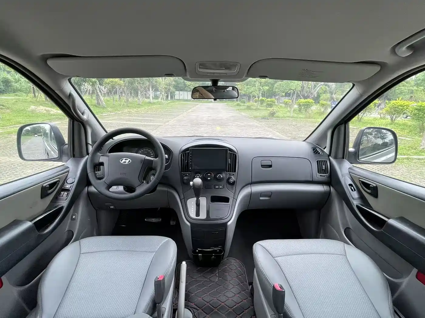 Hyundai H-1 Grand Starex 2011 2.4L Comfort Edition фото 5