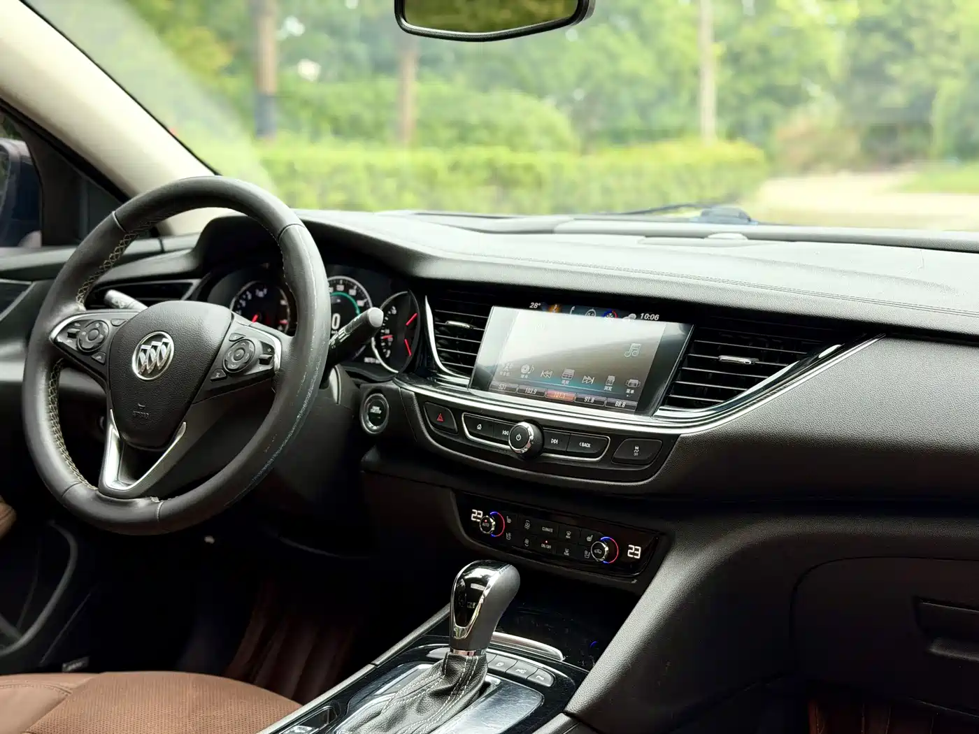 Photo 13 - Buick Regal