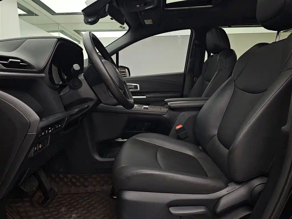 Toyota Granvia 2024 2.5L Hybrid Luxury фото 7