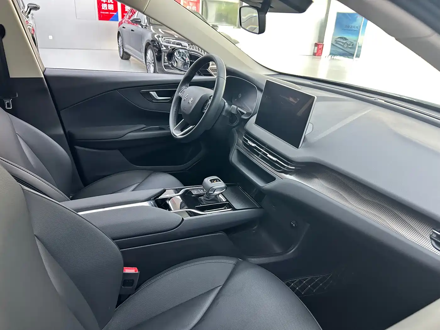Hongqi E-QM5 2022 431km Charging Enjoyment Edition фото 4