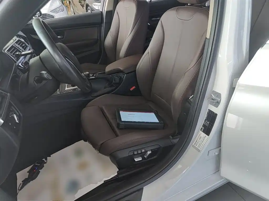 BMW 3 Series 2018 318Li фото 15