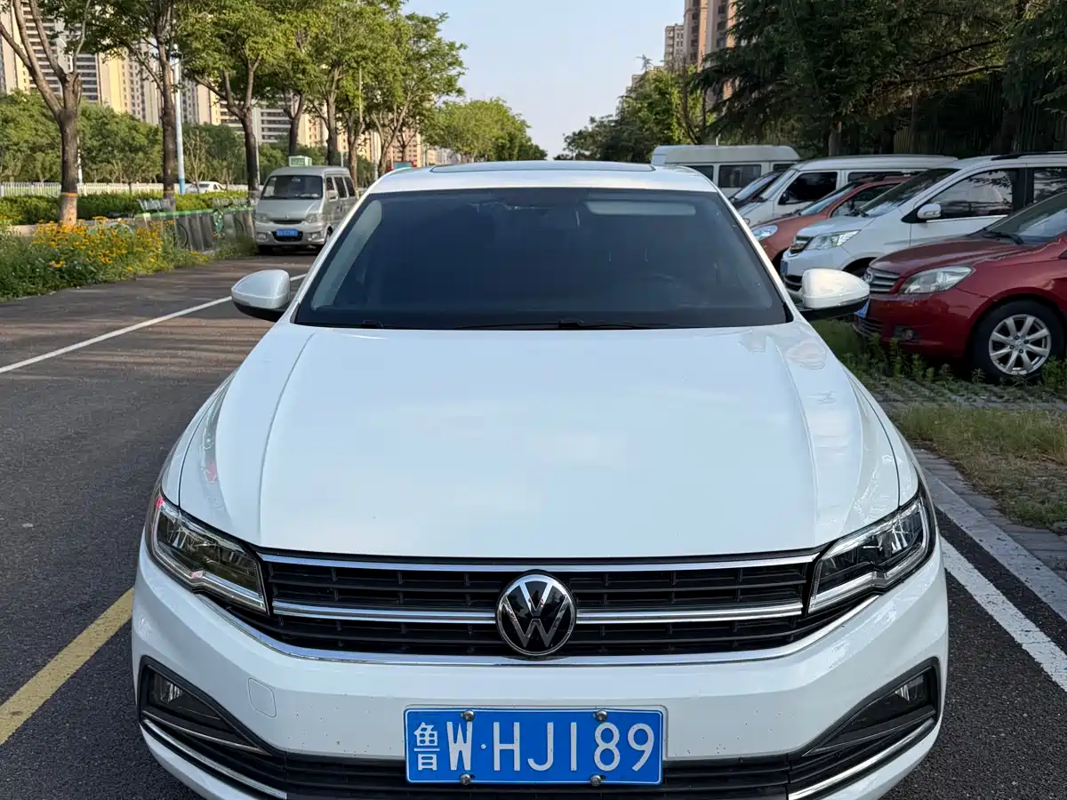 VOLKSWAGEN BORA
