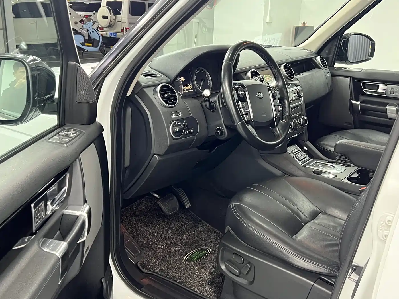 Land Rover Discovery 2014 3.0 SC V6 HSE фото 7