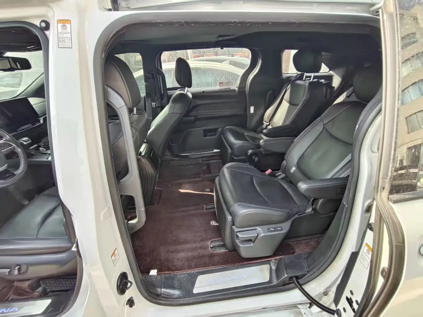 Toyota Sienna 2023 2.5L Hybrid Premium Edition фото 6