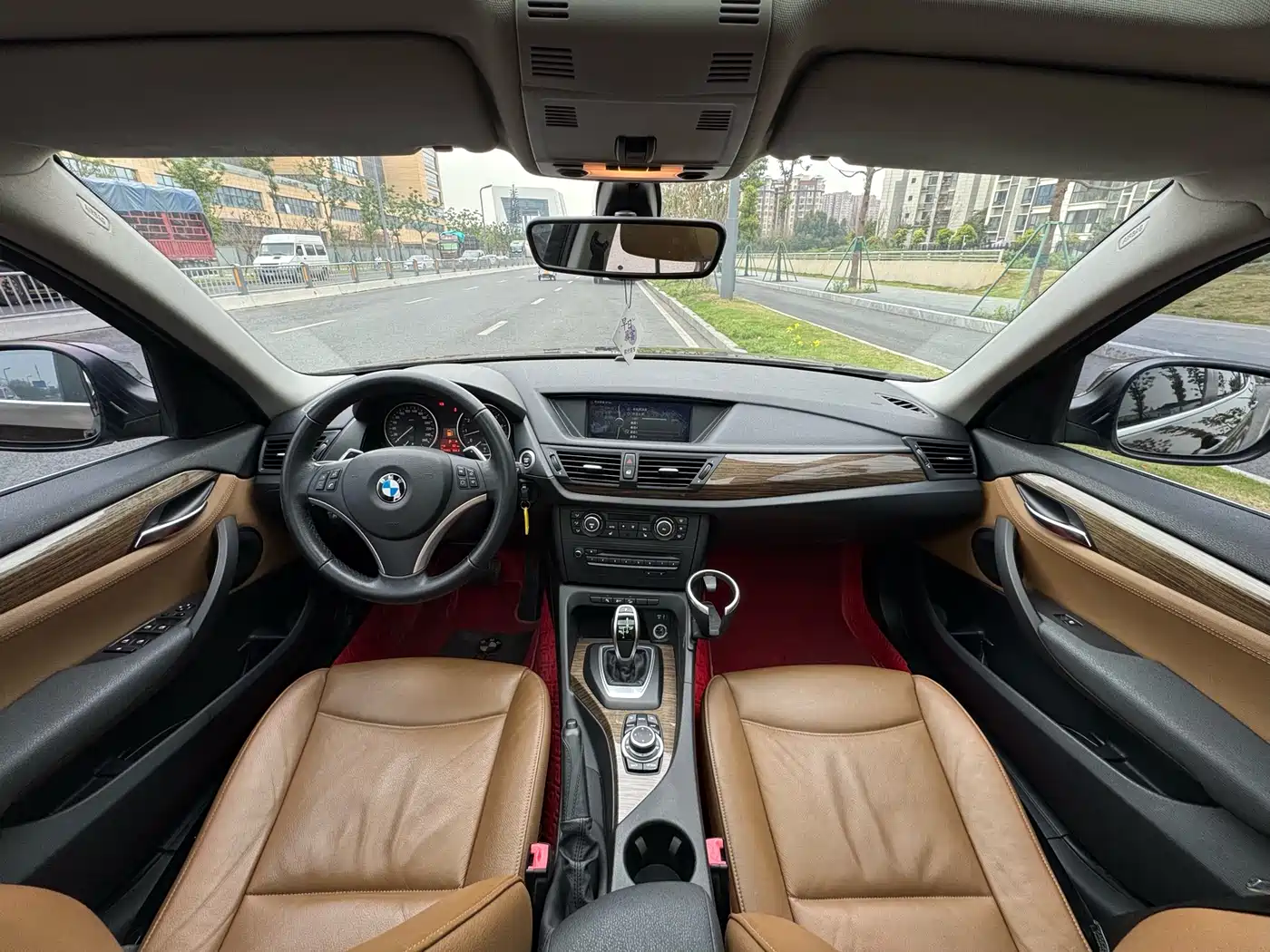 BMW X1 2012 xDrive28i Luxury Model фото 5