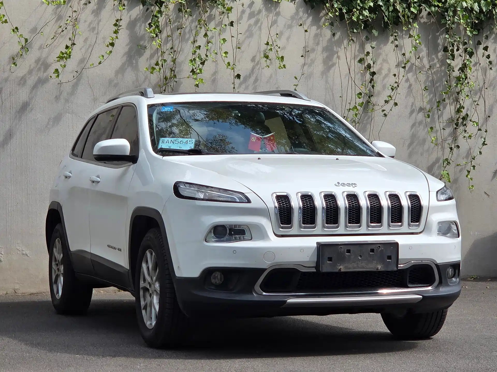 Photo 3 - Jeep Cherokee