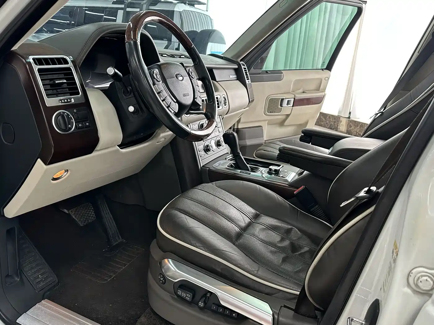 Land Rover Range Rover 2012 5.0 NA V8 фото 8