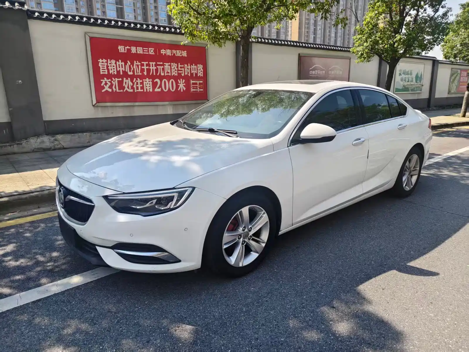 Photo 1 - Buick Regal