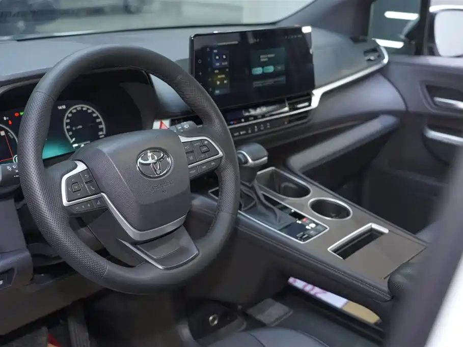 Toyota Granvia 2024 2.5L Hybrid Premium PLUS 4WD Edition фото 7