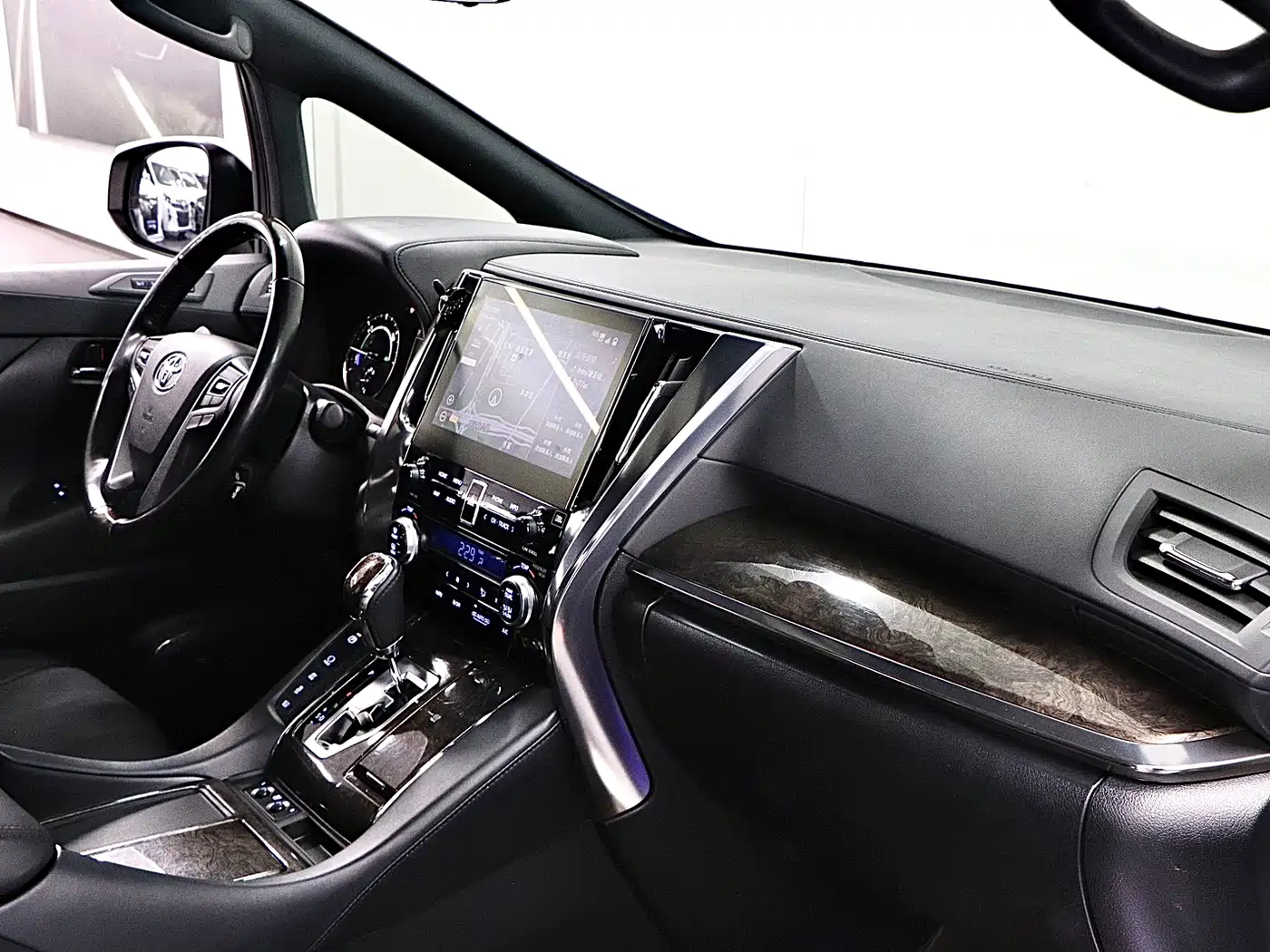 Toyota Vellfire 2020 Twin Engine 2.5L HV Premium Edition фото 15