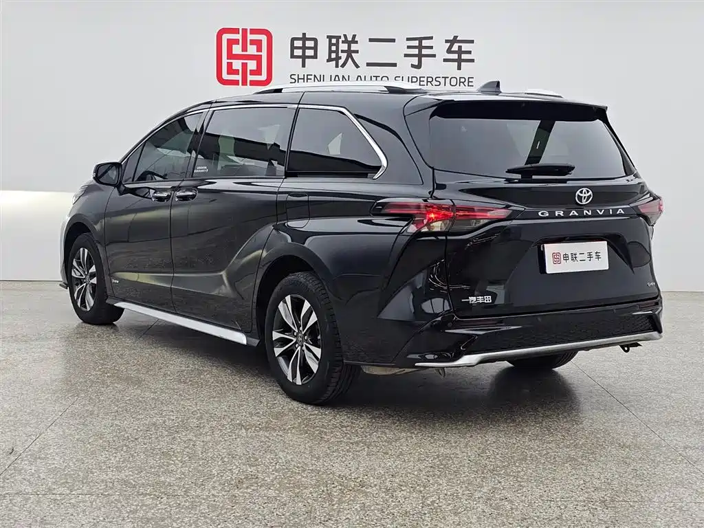 Toyota Granvia 2024 2.5L Hybrid Luxury фото 3