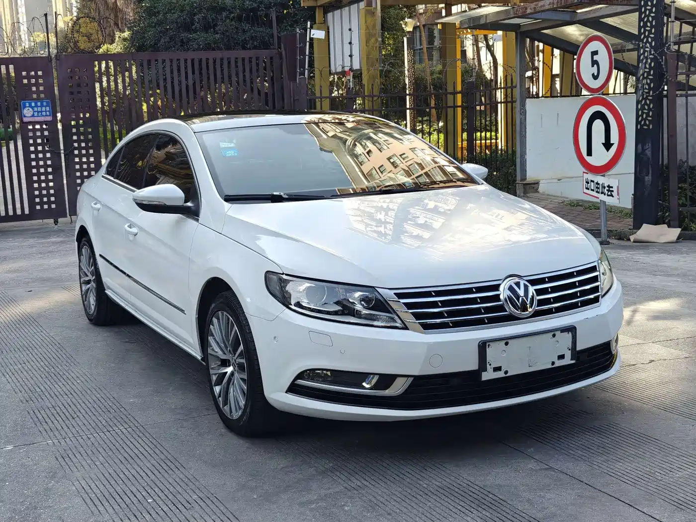 Volkswagen FAW-Volkswagen CC 2016 Model 1.8TSI Luxury фото 3