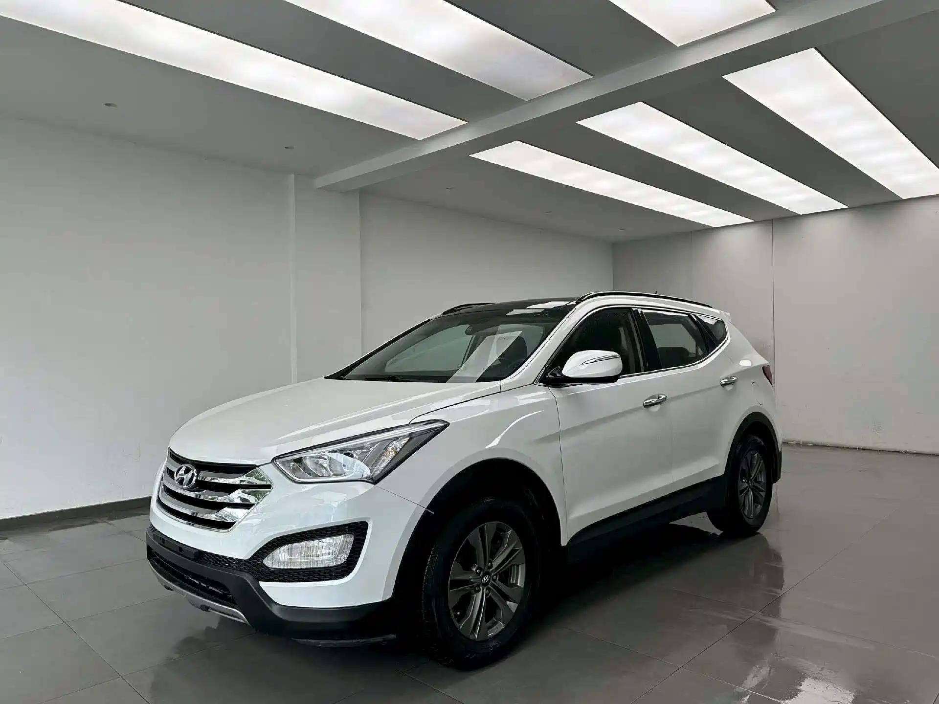 Фото 1 - Hyundai Santa Fe