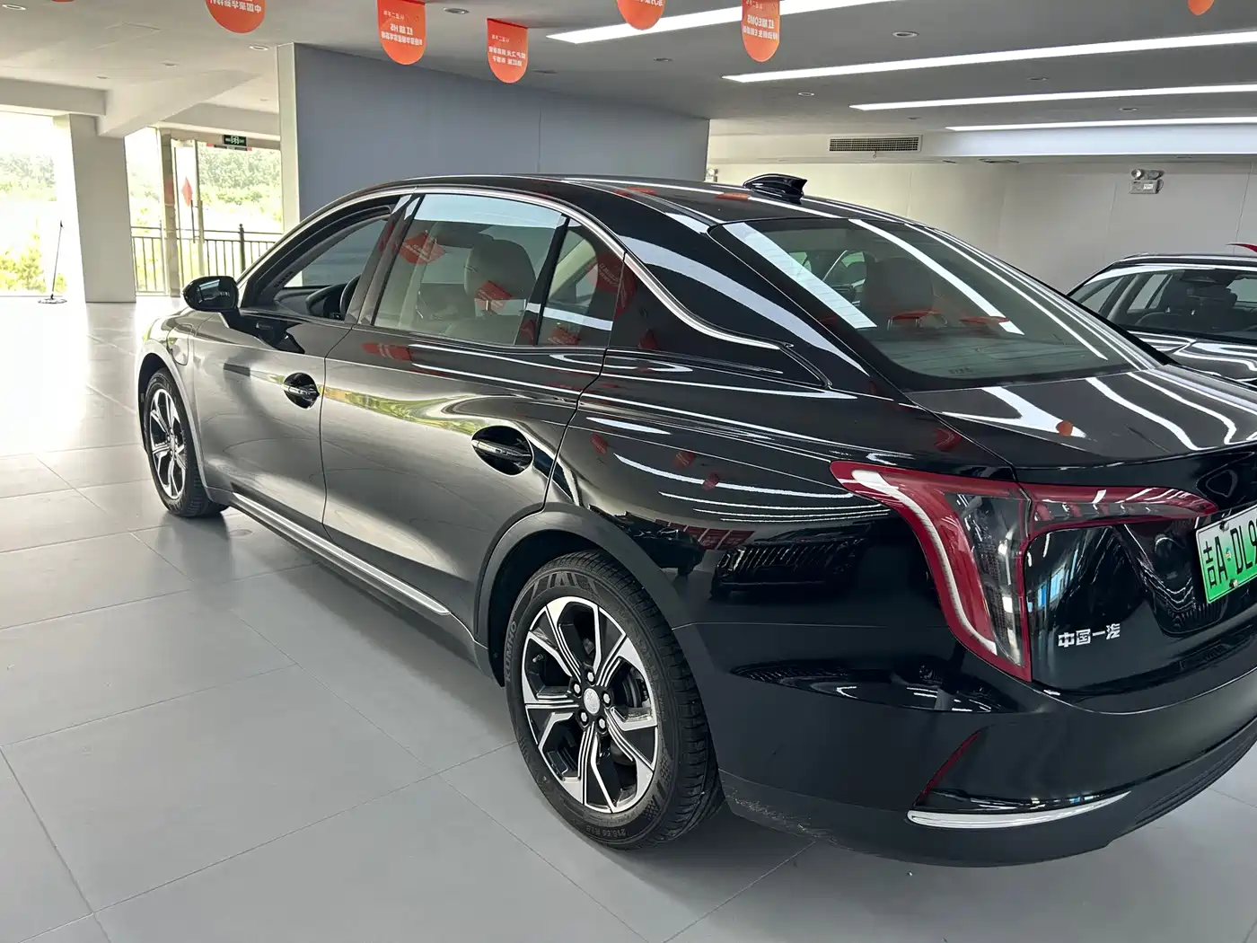 Hongqi E-QM5 2022 431km Charging Enjoyment Edition фото 8