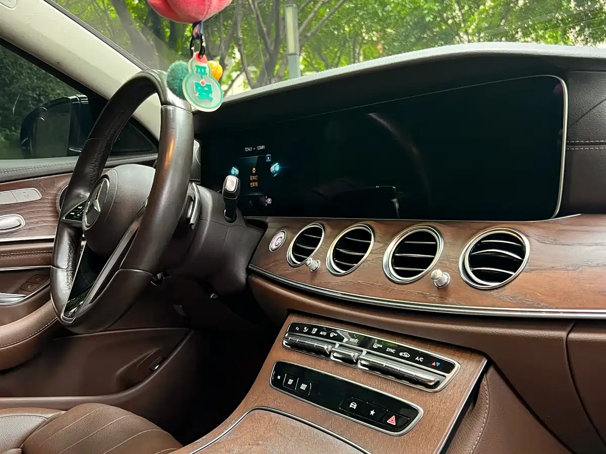 Mercedes-Benz E-Class 2022 E 260 L фото 3
