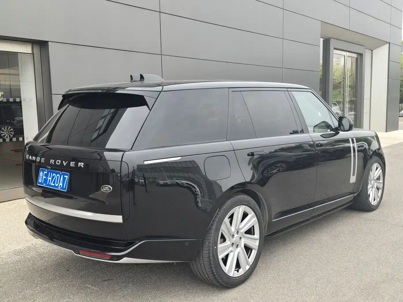 Land Rover Range Rover 2024 3.0 L6 400PS Genesis Extended фото 4