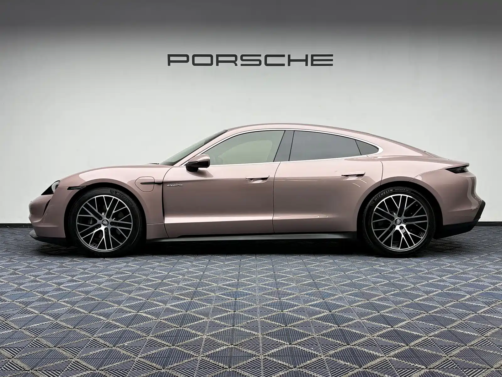 Фото 7 - Porsche Taycan
