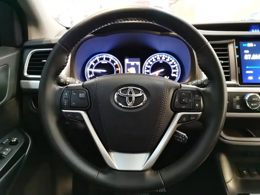 TOYOTA HIGHLANDER
