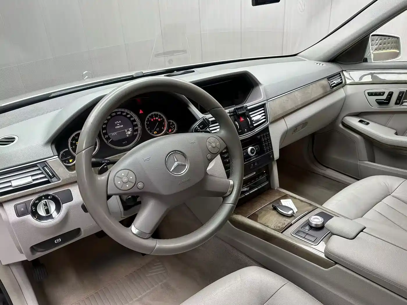 Mercedes-Benz E-Class (Import) 2010 Model E 300 Elegance Luxury Edition фото 6