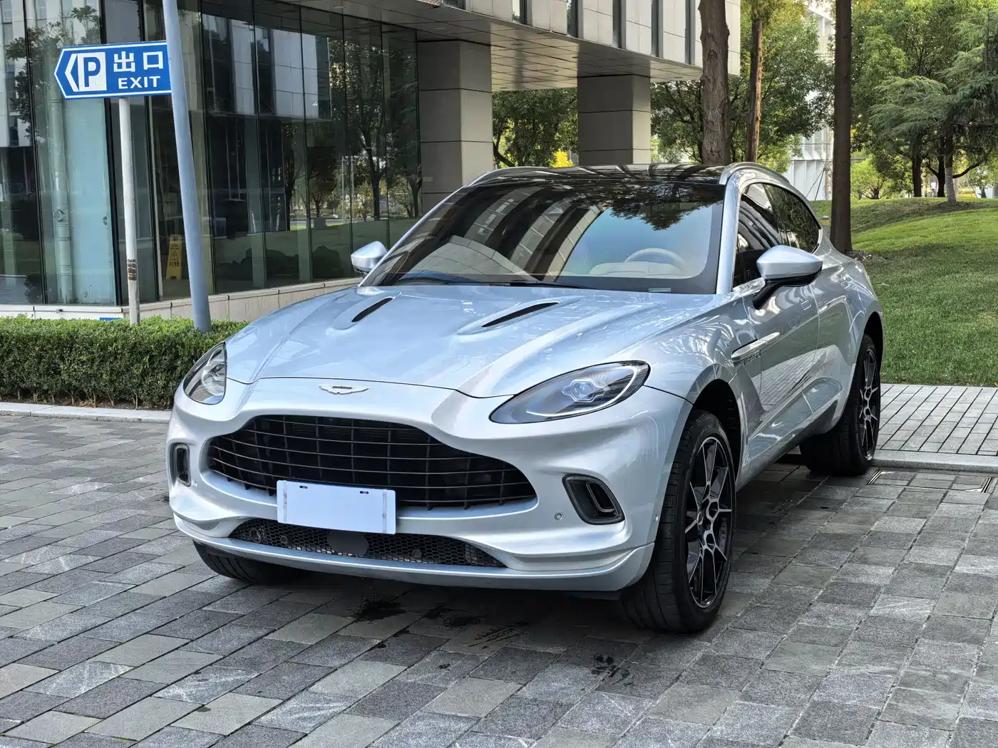 Aston Martin DBX 2022 3.0T STRAIGHT-SIX