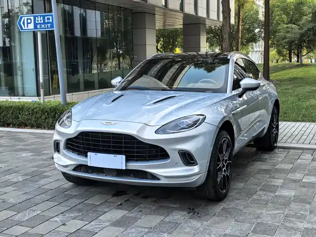 aston-martin dbx