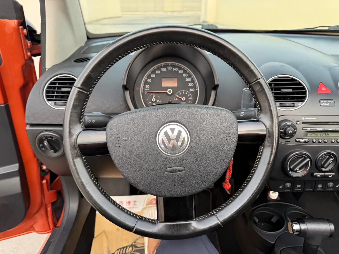 Volkswagen Beetle 2010 Model 2.0 BlackOrange Convertible Luxury Edition фото 9