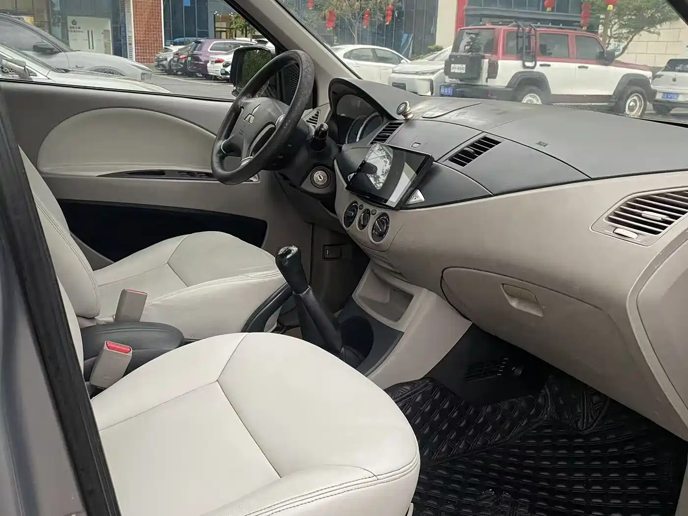 Mitsubishi Zinger 2011 2.0L Manual Luxury фото 16