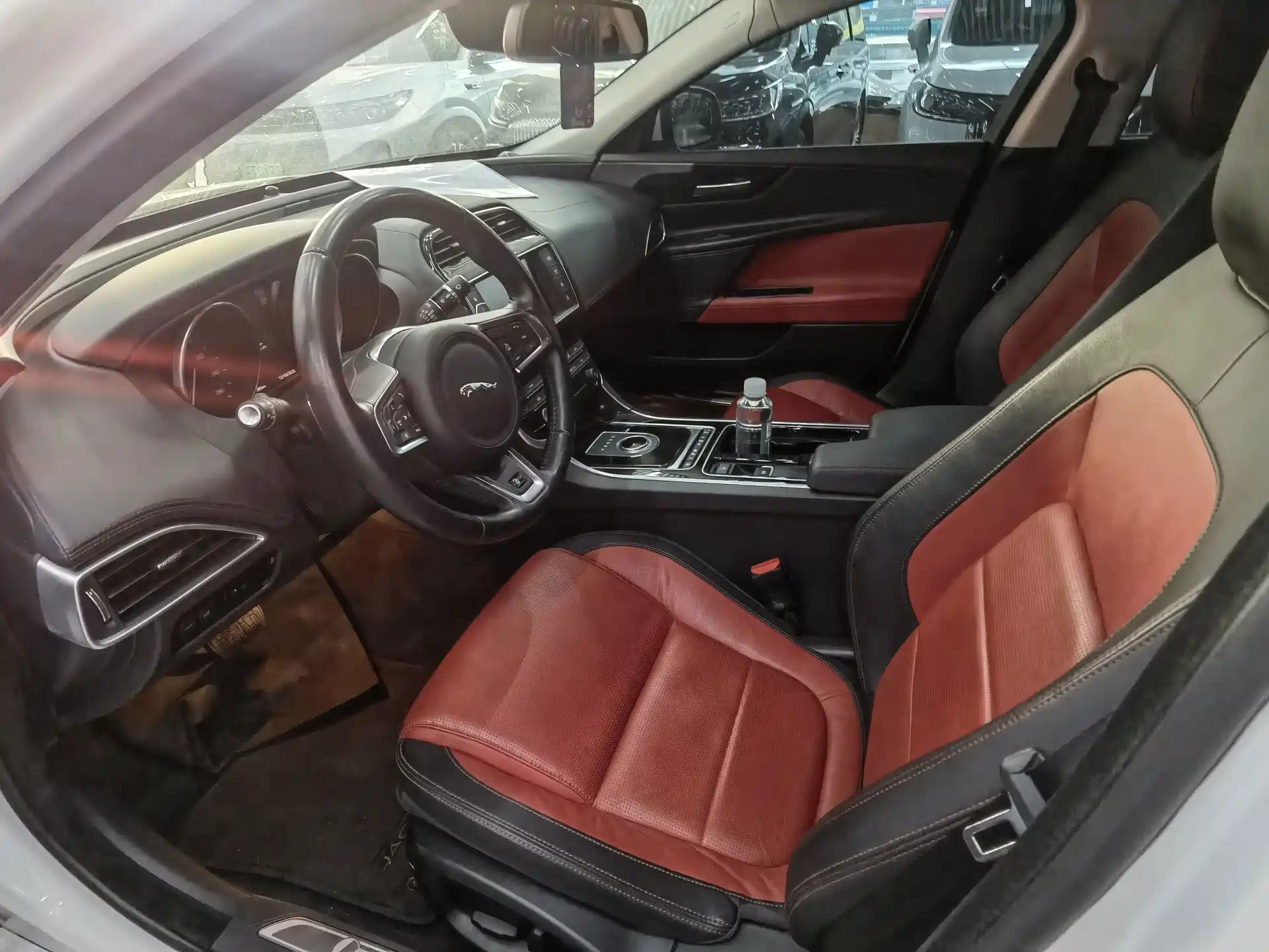 Фото 10 - Jaguar XE