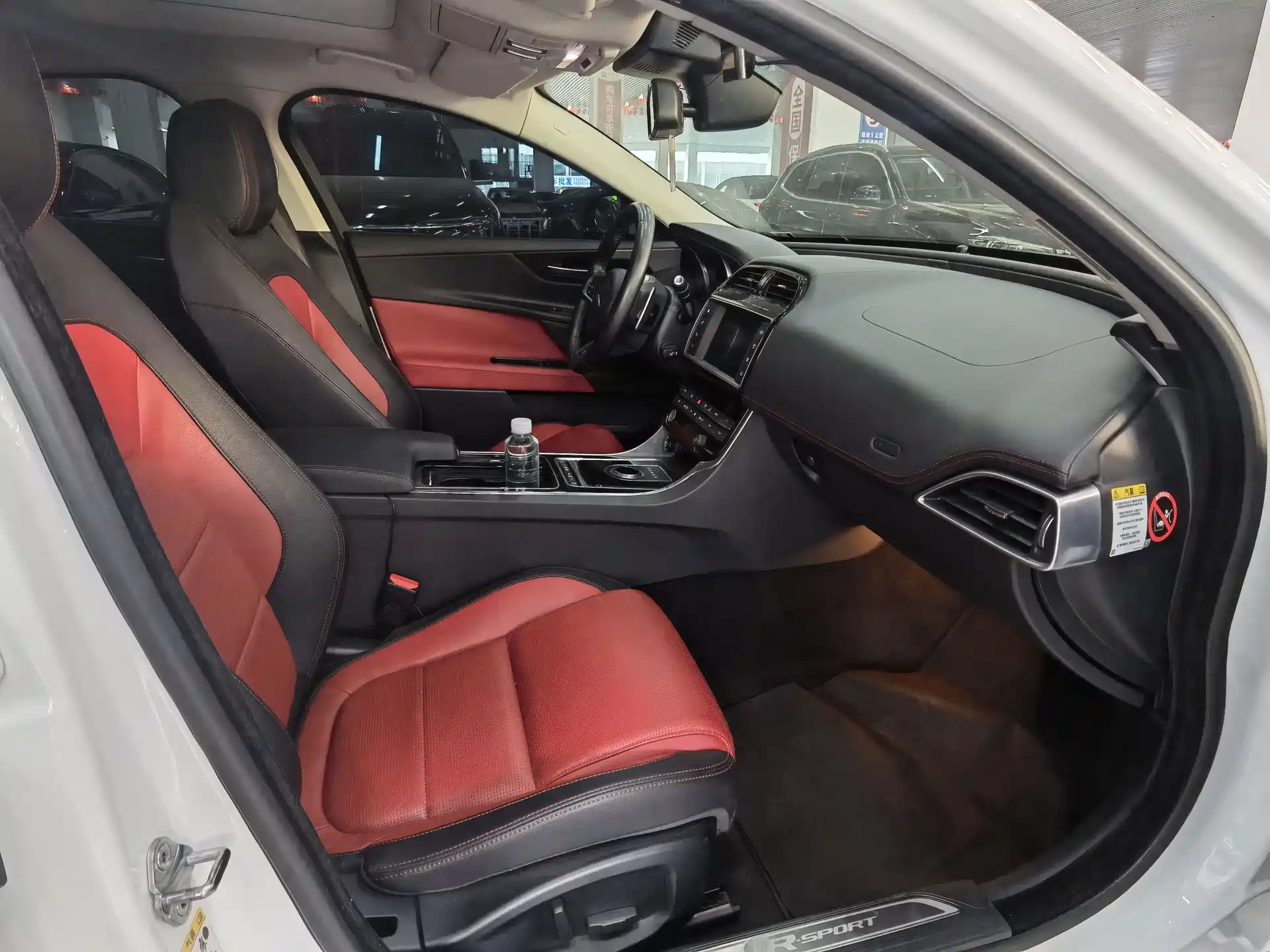 Фото 15 - Jaguar XE