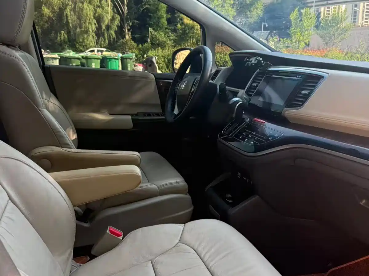 Photo 10 - Honda Odyssey
