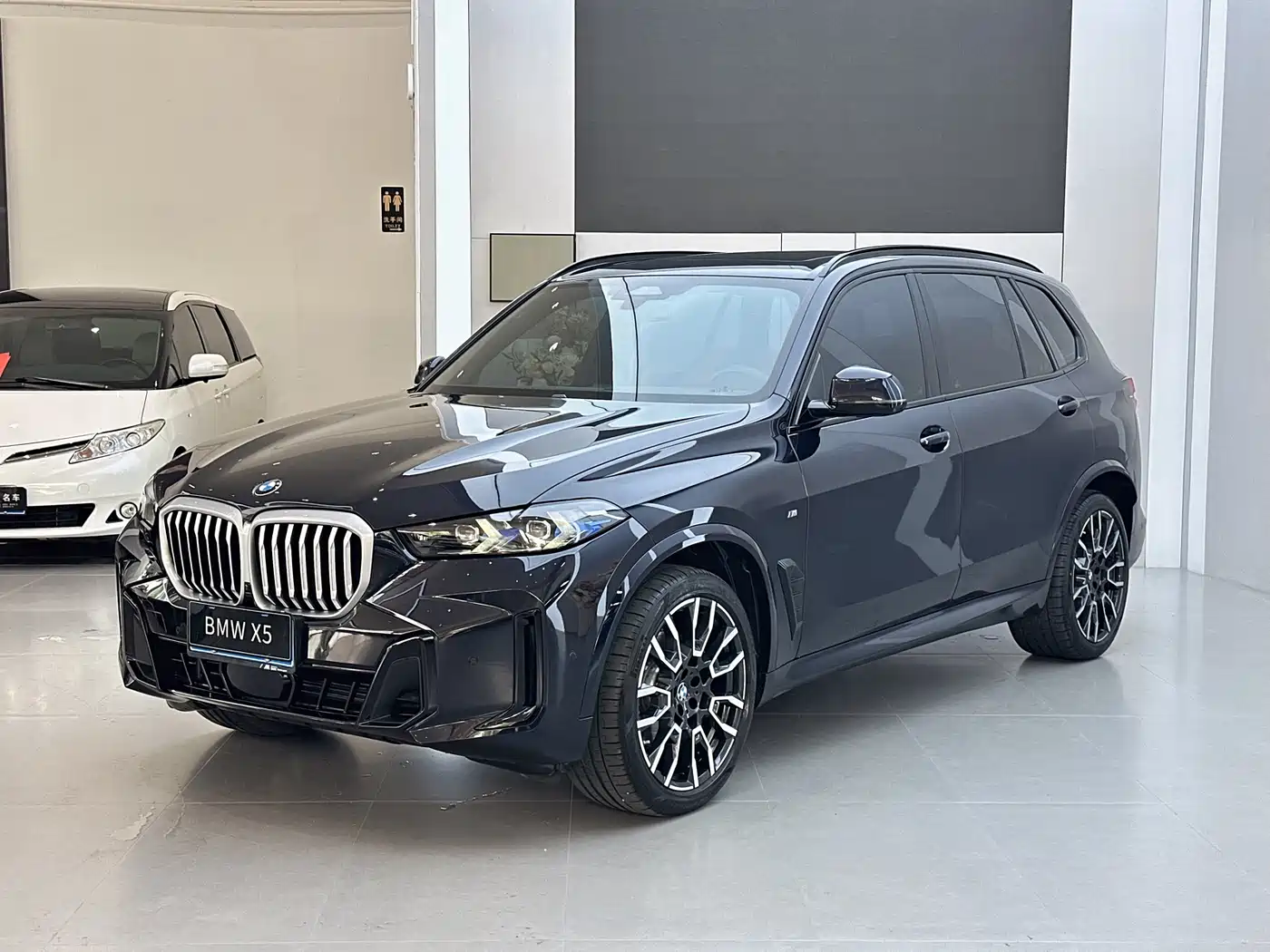 BMW X5 2023 xDrive 40Li M Sport Black Night Package