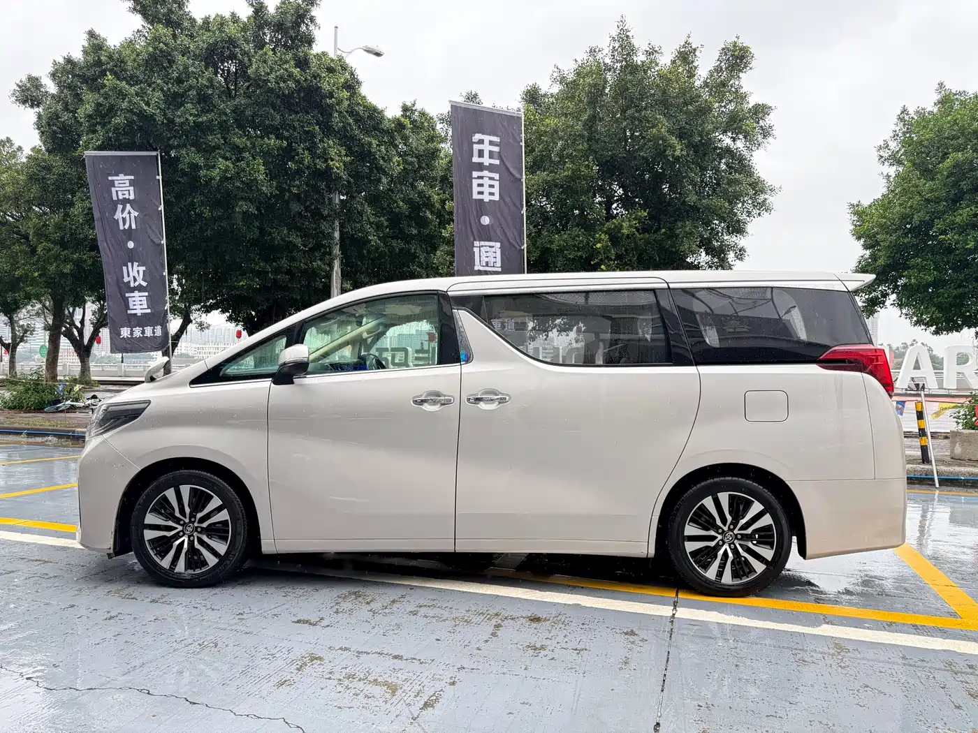 Toyota Alphard 2018 3.5L Luxury фото 8