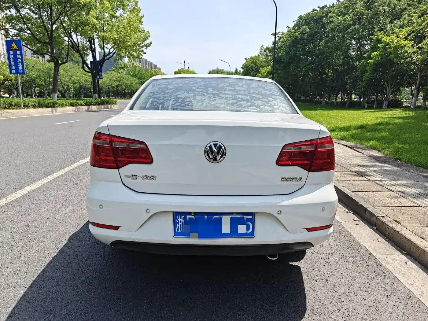 Volkswagen Bora 2014 1.6L Automatic Fashion Edition фото 4