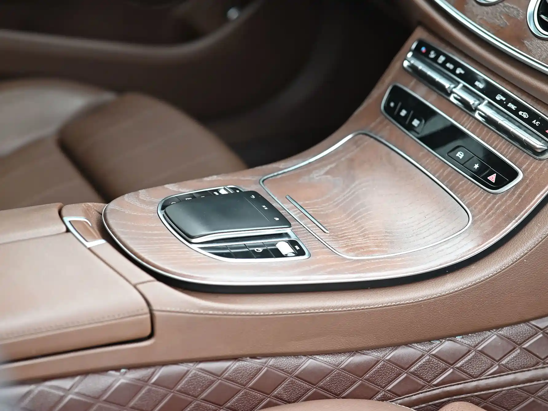 Фото 9 - Mercedes-Benz E-Class