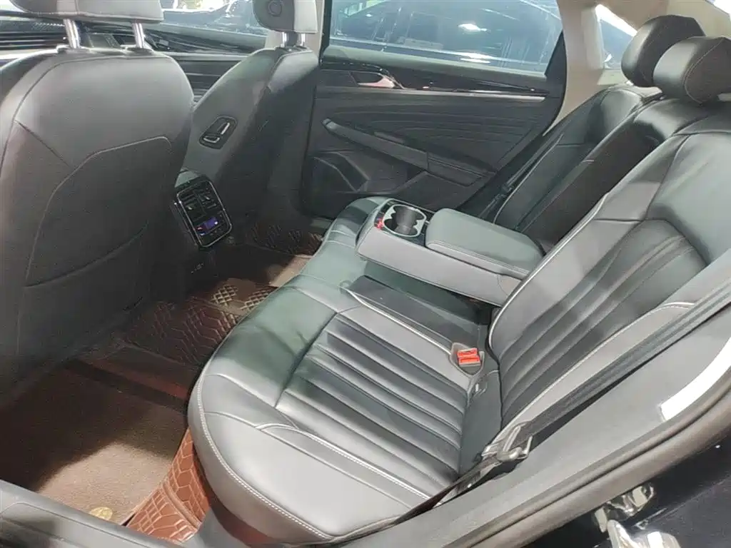 Volkswagen Passat 2023 330TSI Starlight Elite Edition фото 17