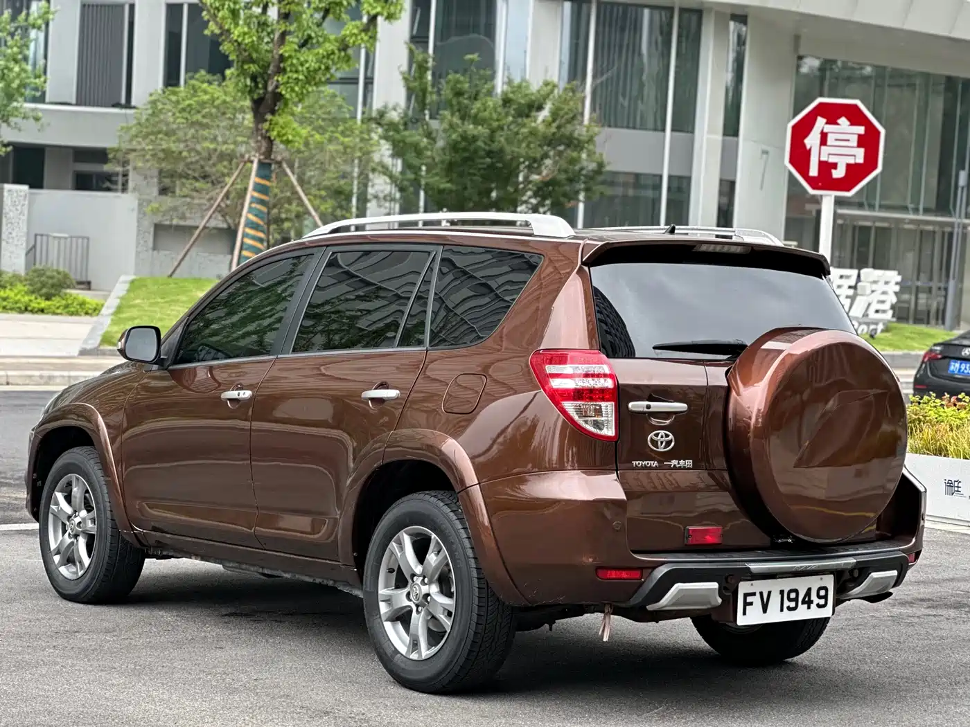 Toyota RAV4 Rongfang 2013 Special Edition 2.4L Auto AWD Prestige фото 5