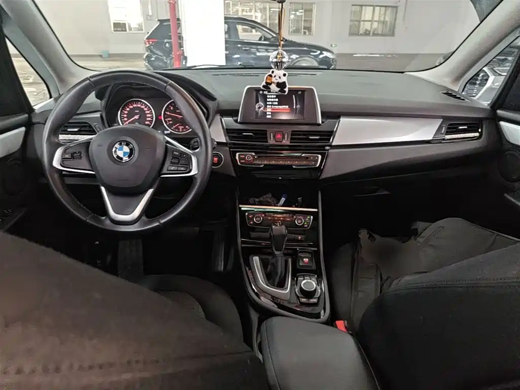 BMW 2 Series Touring 2016 218i Leading фото 10