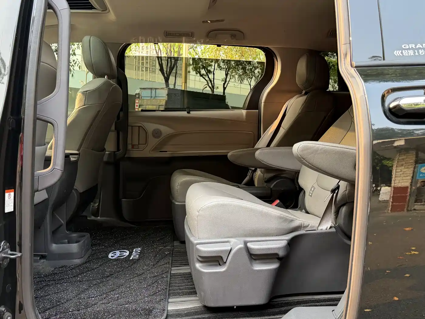 Toyota Granvia 2024 2.5L Hybrid Luxury фото 8