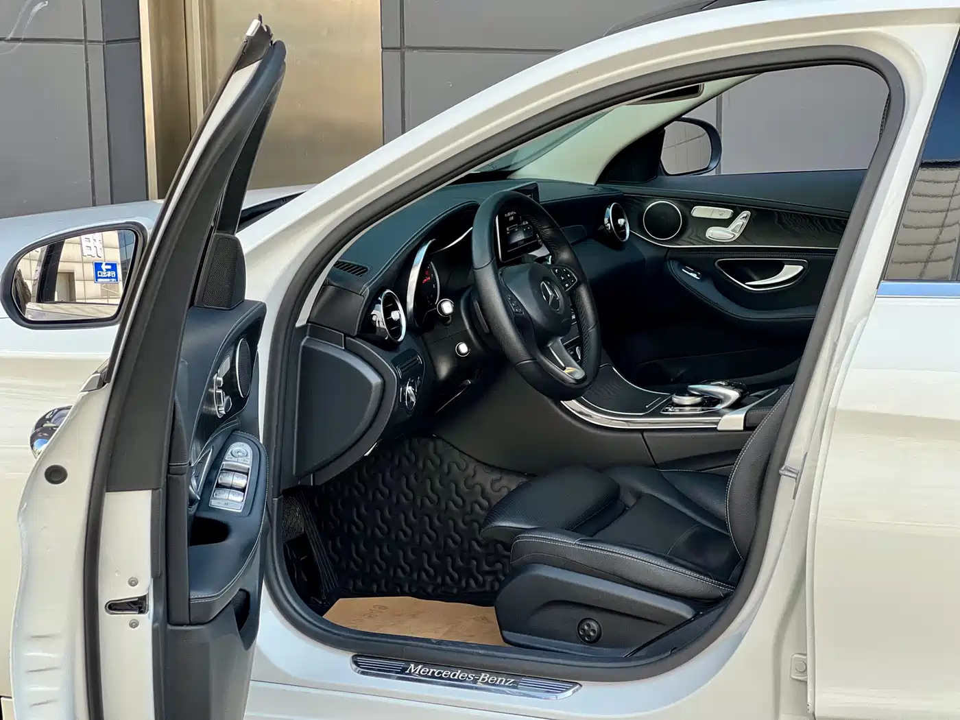Mercedes-Benz C-Class 2017 Facelift C 200 L Sport Edition фото 4