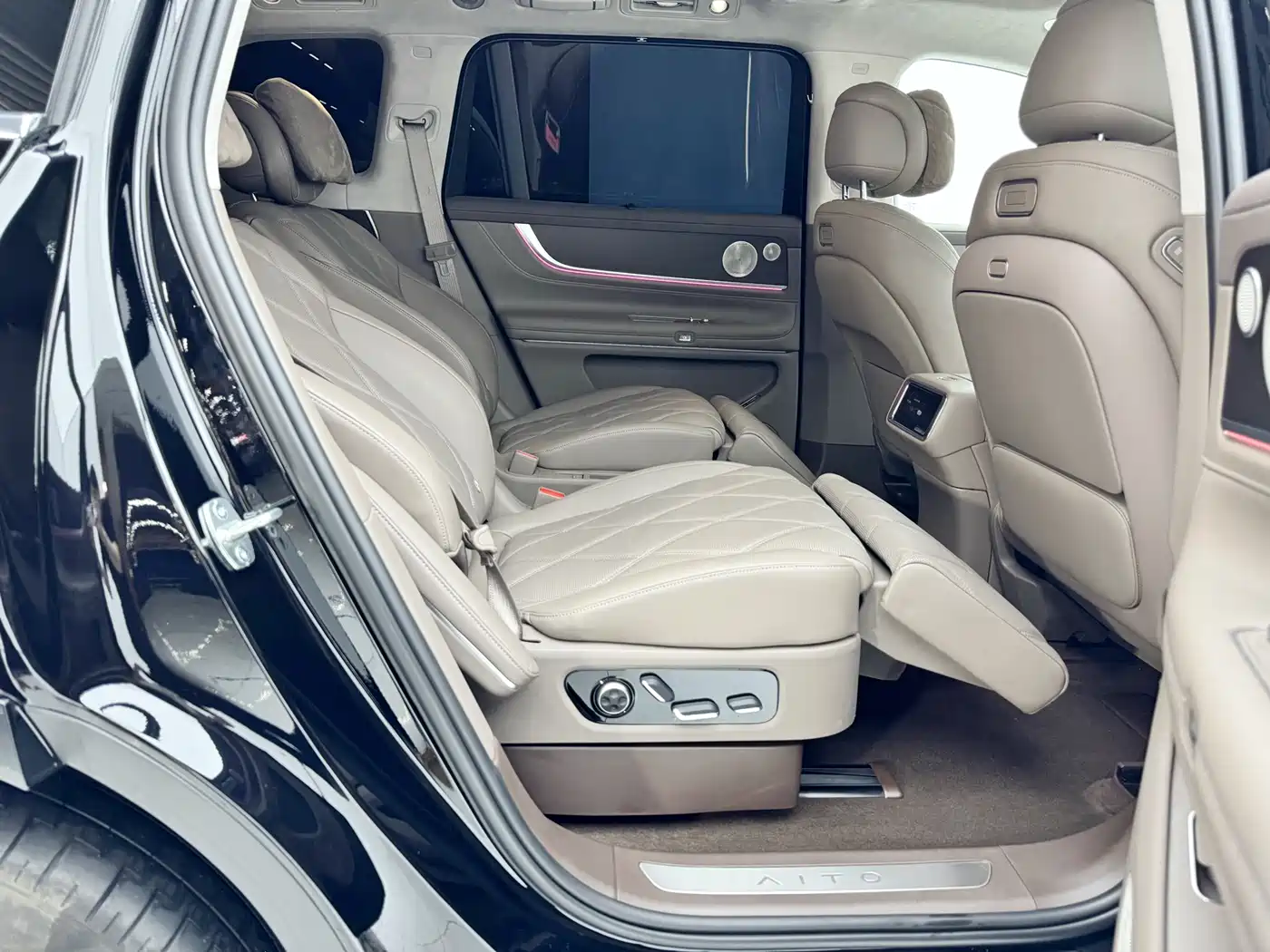 AITO Wenjie AITO M9 2025 Extended Range Ultra 52kWh 6-Seater фото 17