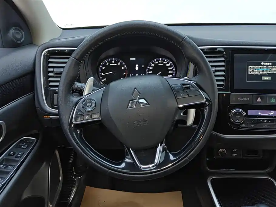 Mitsubishi Outlander 2021 2.4L 4WD Deluxe Edition 7-Seater фото 15