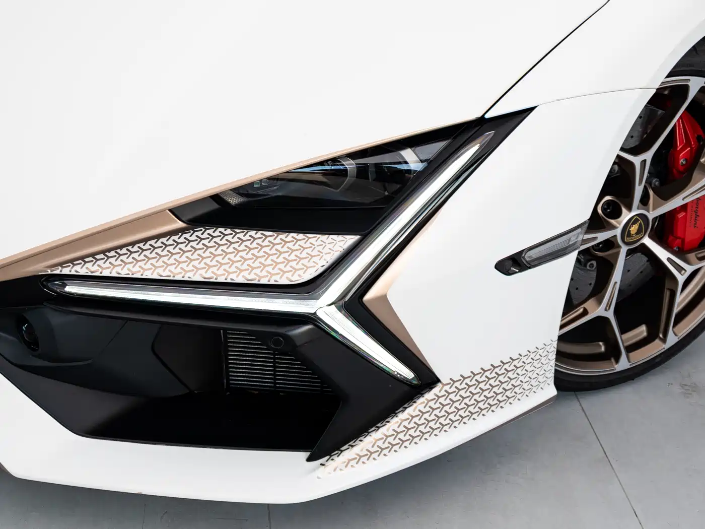 LAMBORGHINI REVUELTO