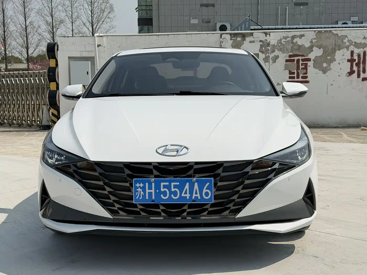 Hyundai Elantra 2021 1.5L CVT LUX Premium Edition фото 2