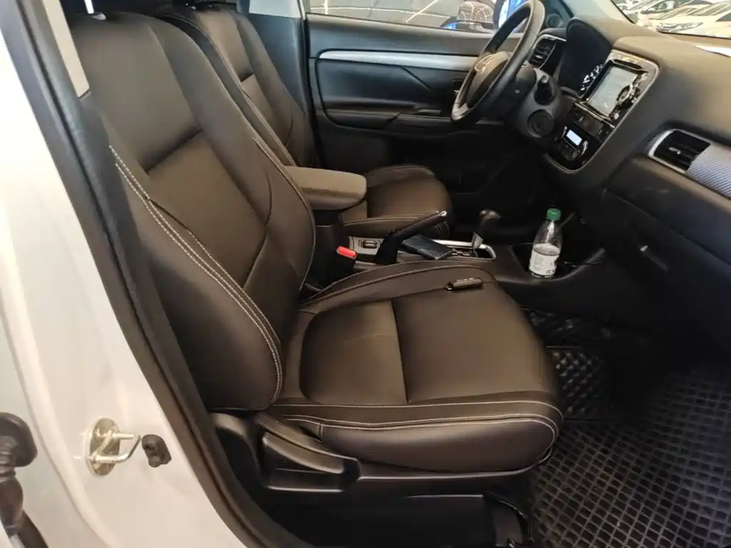 Mitsubishi Outlander (Import) 2014 2013 2.4L 4WD Luxury Navigation 5-seater