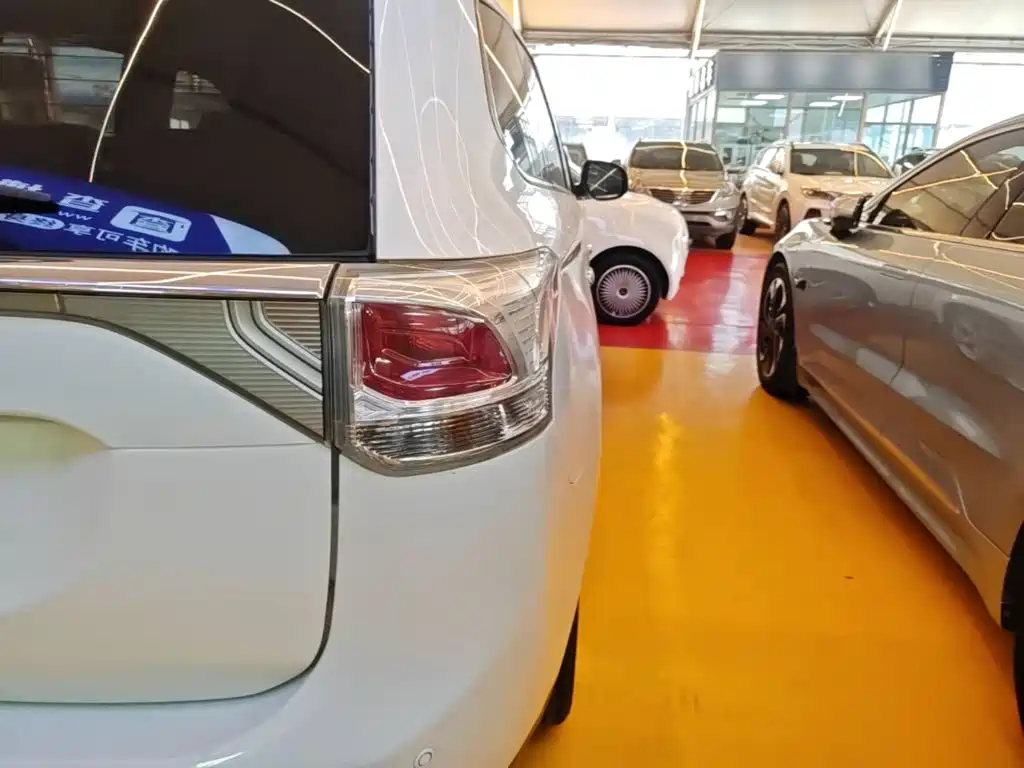 Mitsubishi Outlander (Import) 2014 2013 2.4L 4WD Luxury Navigation 5-seater