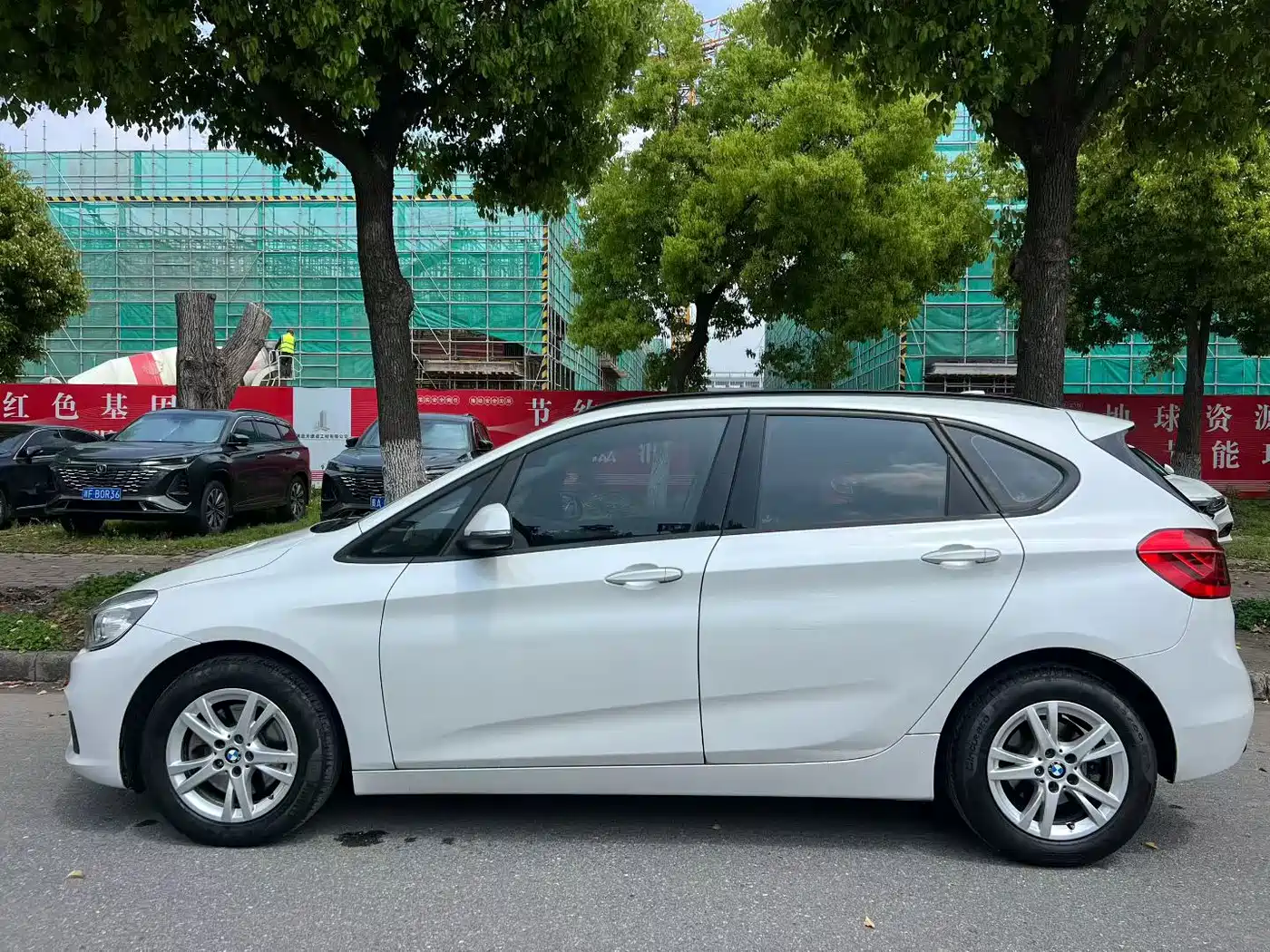 BMW 2 Series Touring 2016 218i Leading фото 7
