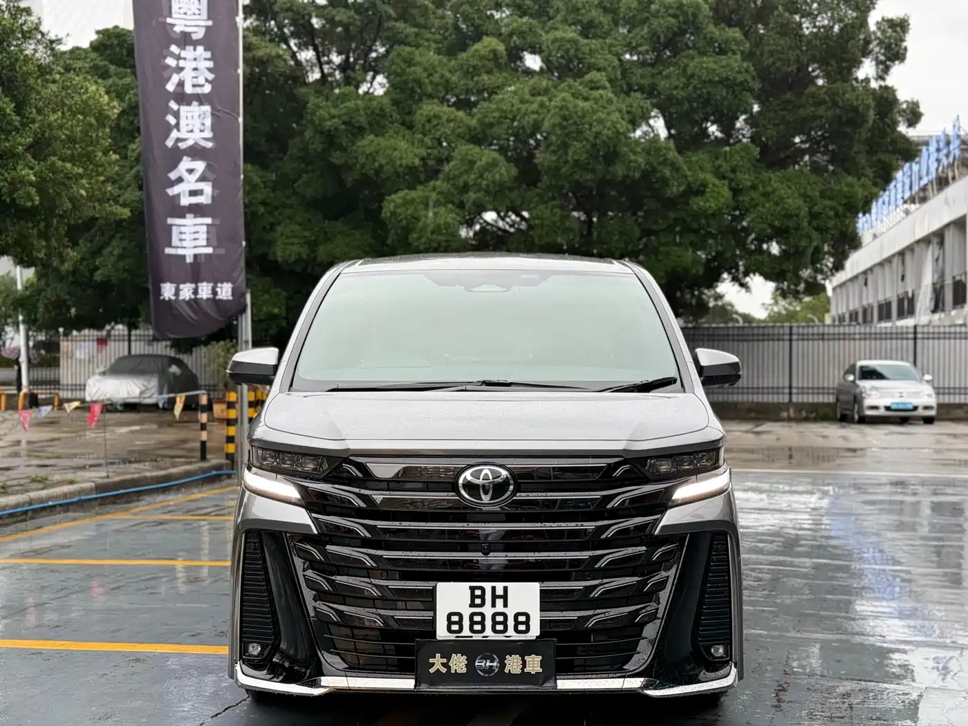Toyota Vellfire фото 2