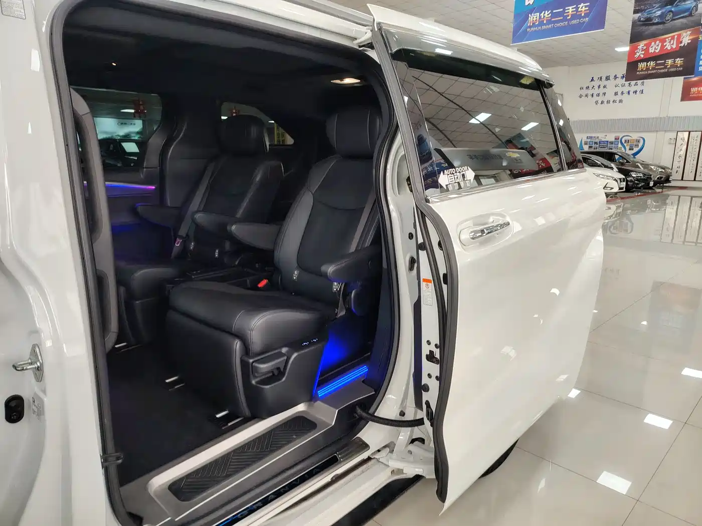 Toyota Granvia 2022 Model Year 2.5L Hybrid Flagship Edition фото 5