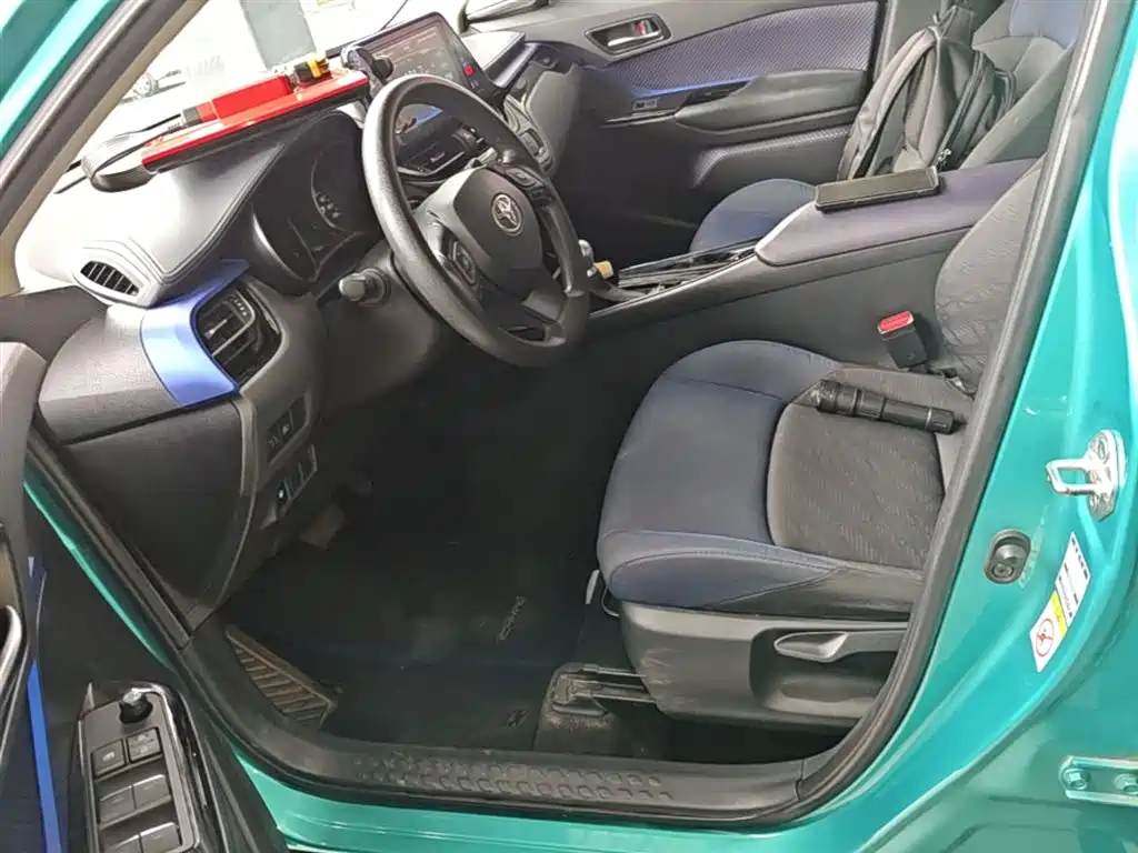 Toyota C-HR 2020 Model 2.0L Leading фото 11